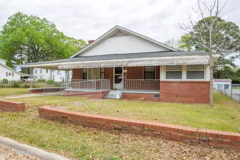 520 Mckoy St, Clinton, NC 28328