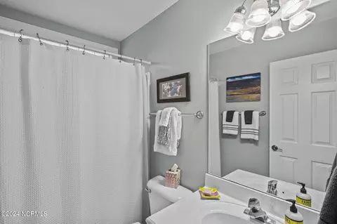 Bath - 101 Newport Ct, Chocowinity, NC 27817 photo 5 of 6