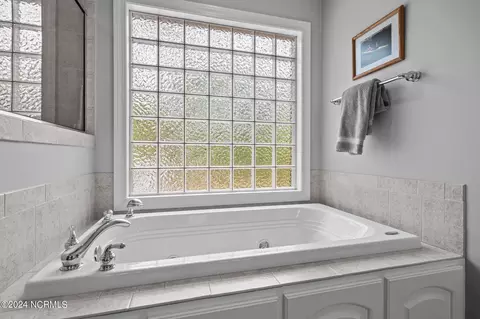 Bath - 101 Newport Ct, Chocowinity, NC 27817 photo 4 of 6