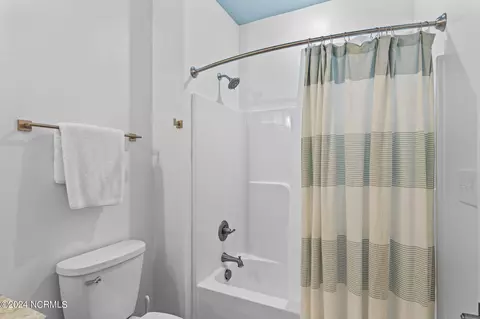 Bath - 809 Emerald Dr #WEST, Emerald Isle, NC 28594 photo 4 of 7