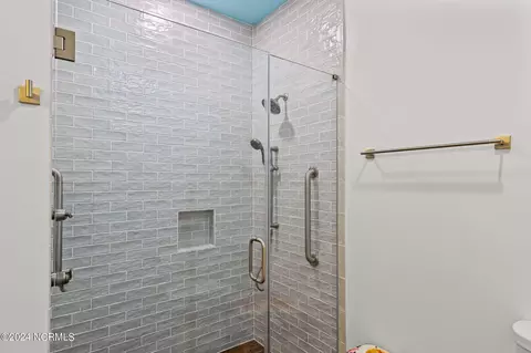 Bath - 809 Emerald Dr #WEST, Emerald Isle, NC 28594 photo 6 of 7