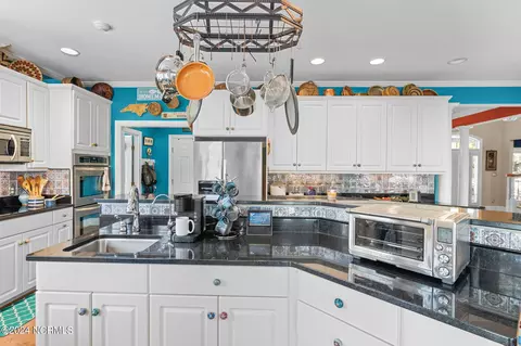 Kitchen - 1400 Potomac Dr, Chocowinity, NC 27817 photo 3 of 4
