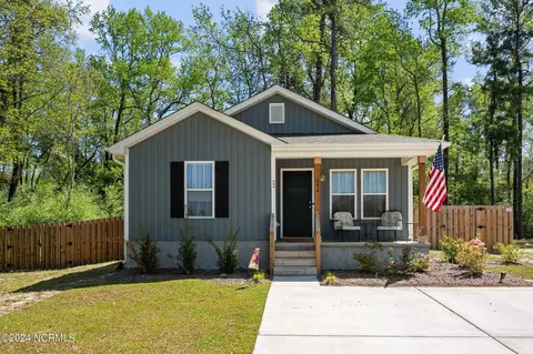 604 S Smith St, Burgaw, NC 28425