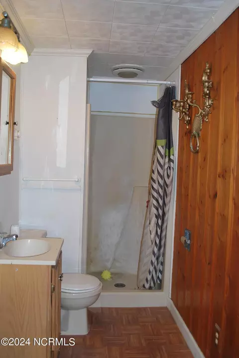 Bath - 10214 Nc 33, Chocowinity, NC 27817 photo 1 of 5