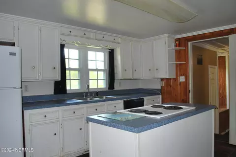 Kitchen - 10214 Nc 33, Chocowinity, NC 27817 photo 2 of 3