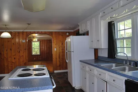 Kitchen - 10214 Nc 33, Chocowinity, NC 27817 photo 1 of 3