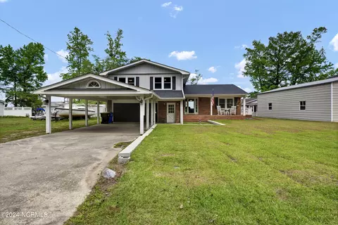 589 Waccamaw Shores Rd, Lake Waccamaw, NC 28450
