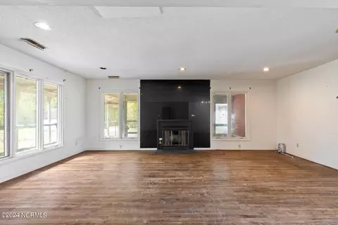 Living - 100 Deer Run, Hubert, NC 28539 photo 3 of 5
