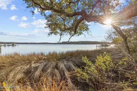 217 Wild Oak Dr, Swansboro, NC 28584
