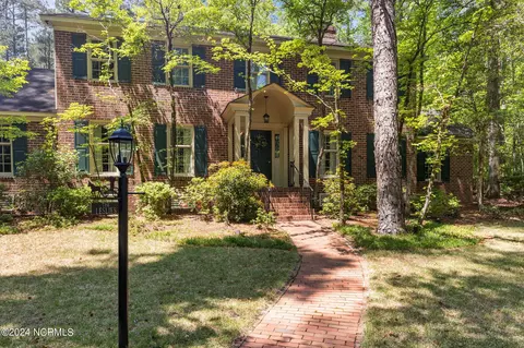 107 Pettingill Pl, Southern Pines, NC 28387