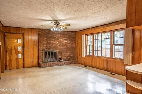 Living - 605 Park Dr, Aberdeen, NC 28315 photo 1 of 2