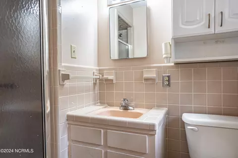 Bath - 605 Park Dr, Aberdeen, NC 28315 photo 2 of 4