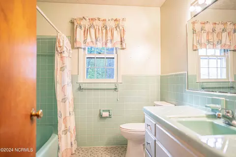 Bath - 605 Park Dr, Aberdeen, NC 28315 photo 1 of 4