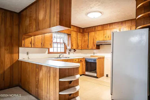 Kitchen - 605 Park Dr, Aberdeen, NC 28315 photo 3 of 4