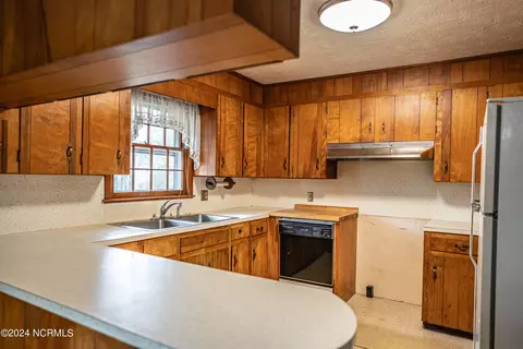 Kitchen - 605 Park Dr, Aberdeen, NC 28315 photo 2 of 4