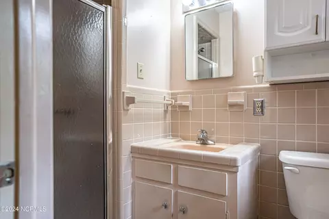 Bath - 605 Park Dr, Aberdeen, NC 28315 photo 4 of 4
