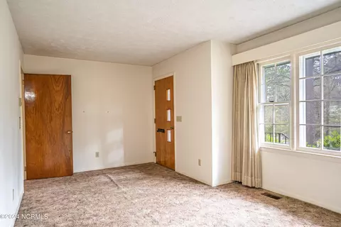 Living - 605 Park Dr, Aberdeen, NC 28315 photo 2 of 2