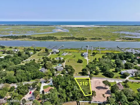 110 Harbour Dr, Hubert, NC 28539