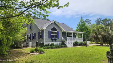 726 Comet Dr, Beaufort, NC 28516