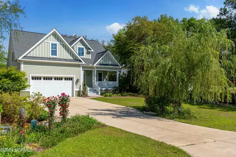 602 W Owens St, Southport, NC 28461