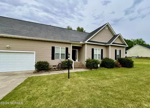 218 Starcrest Dr, Pikeville, NC 27863