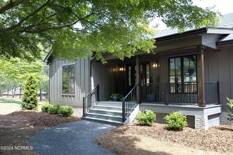 101 Fawn Ct, West End, NC 27376