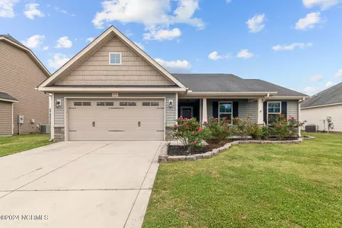823 Dynasty Dr, Jacksonville, NC 28546