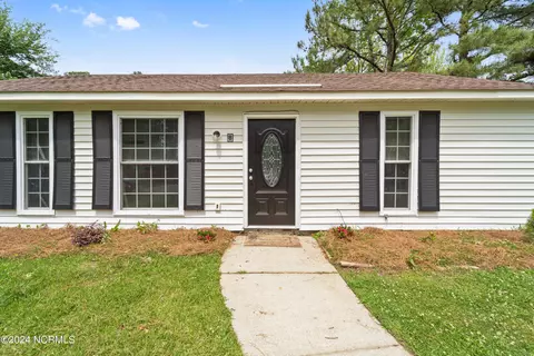 8 Lakewood Ct, Jacksonville, NC 28546