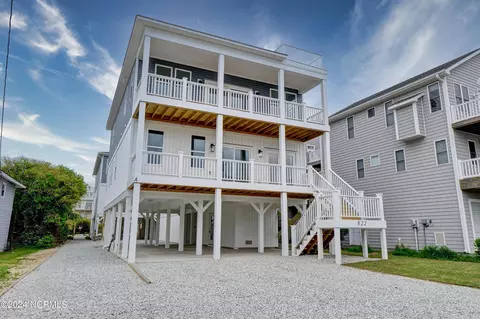 822 S Topsail Dr, Surf City, NC 28445