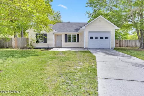 303 Wildberry Ct, Hubert, NC 28539