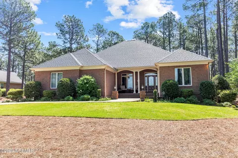 10 Glasgow Dr, Pinehurst, NC 28374