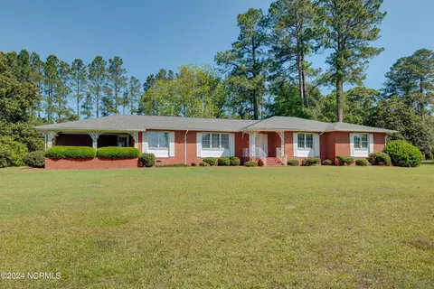 647 E Southerland St, Wallace, NC 28466