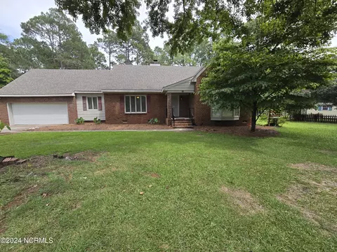 8080 Saint Andrews Dr, Laurinburg, NC 28352