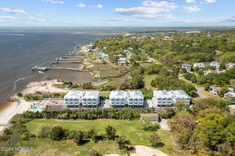 700 E Moore St #315, Southport, NC 28461