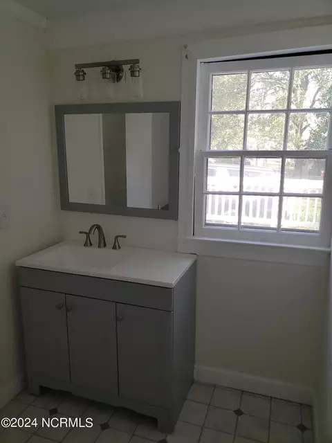 Bath - 124 Spring St, Hamlet, NC 28345 photo 2 of 4