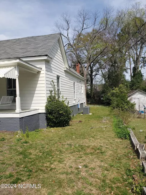 Exterior - 124 Spring St, Hamlet, NC 28345 photo 2 of 5