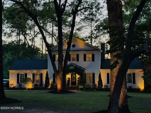 301 E Arrowhead Dr, Clinton, NC 28328