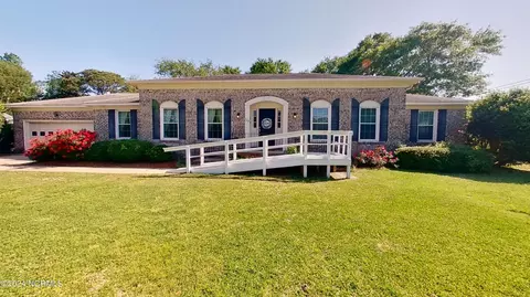 725 Robert E Lee Dr, Wilmington, NC 28412