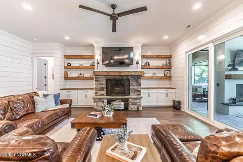 Living - 105 Ballast Point Rd, Hampstead, NC 28443 photo 1 of 1