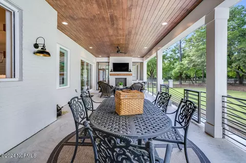 Exterior - 105 Ballast Point Rd, Hampstead, NC 28443 photo 8 of 14