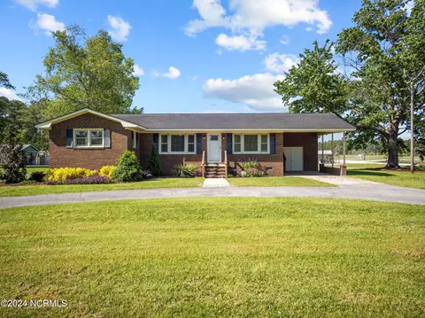 670 Swansboro Loop Rd, Swansboro, NC 28584