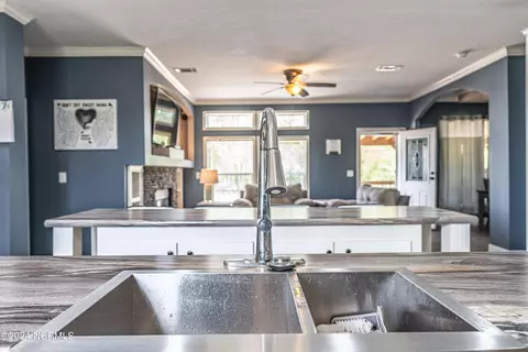 Kitchen - 209 Dirt Rd, Hamlet, NC 28345 photo 5 of 8