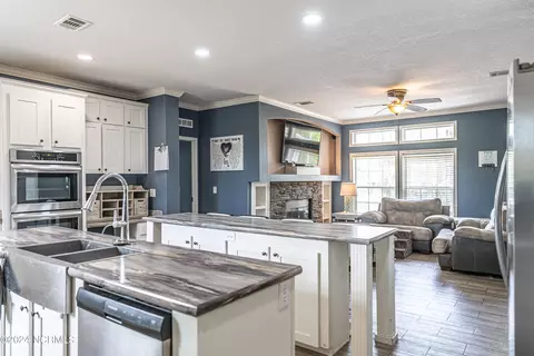 Kitchen - 209 Dirt Rd, Hamlet, NC 28345 photo 6 of 8
