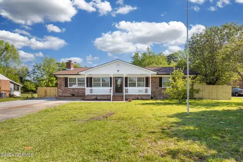13 Collins Dr, Midway Park, NC 28544