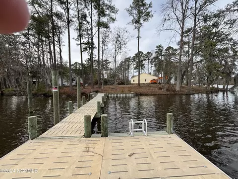300 Harbour View Dr, Chocowinity, NC 27817