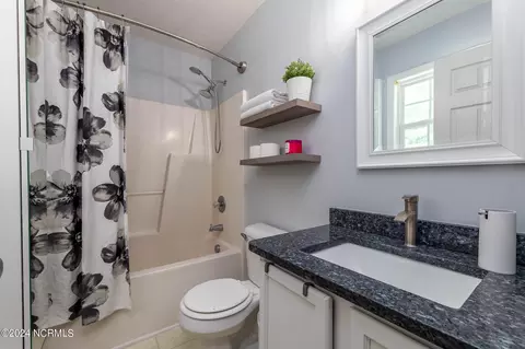 Bath - 137 Daphne Dr, Hubert, NC 28539 photo 1 of 2