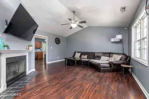 137 Daphne Dr, Hubert, NC 28539