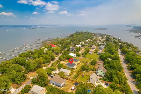 7207 Sound Dr, Emerald Isle, NC 28594