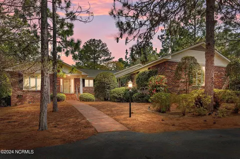100 Mcdonald Rd E, Pinehurst, NC 28374