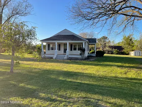 57 Dhs Dr, Bladenboro, NC 28320